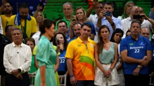 Acionada após crise com Michelle, mulher de Flávio Bolsonaro foi denunciada no caso da