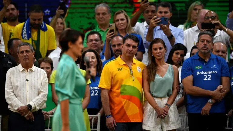 Acionada após crise com Michelle, mulher de Flávio Bolsonaro foi denunciada no caso da