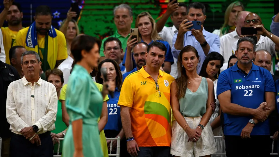 Acionada após crise com Michelle, mulher de Flávio Bolsonaro foi denunciada no caso da