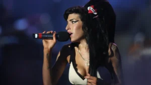 Pai de Amy Winehouse é condenado a pagar R$ 6,5 milhões a amigas da cantora