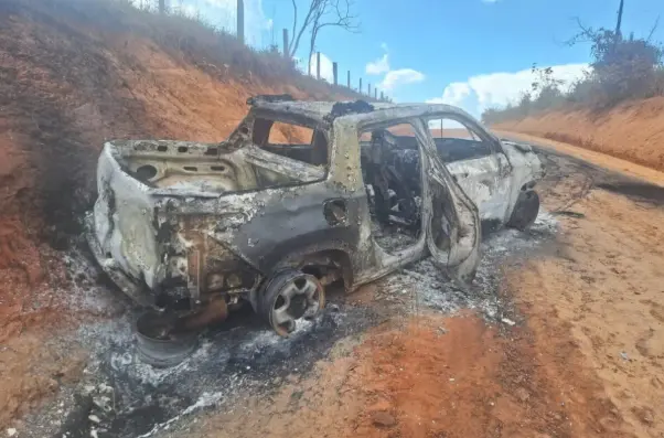 Carro vendido por R$ 80 mil pega fogo uma hora após negociação e fica destruído