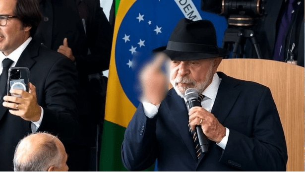 Por que Lula mostrou o dedo do meio durante evento no Planalto