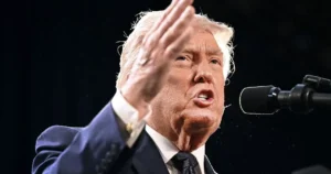 Trump diz que ataques ao Irã devem continuar até ele “dizer chega”