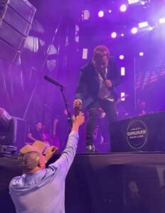 Leonardo ganha cachaça de prefeito durante show na Expoacre Juruá