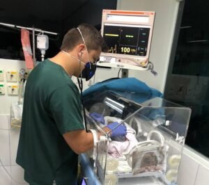 Conheça o médico do Acre que salva bebês de 500g e vive milagres na UTI