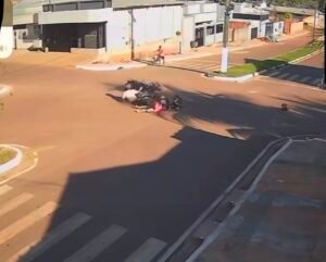 Colisão entre motos deixa mulher ferida em cruzamento no Acre