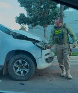 Acidente deixa caminhonete com frente destruída na Avenida Ceará