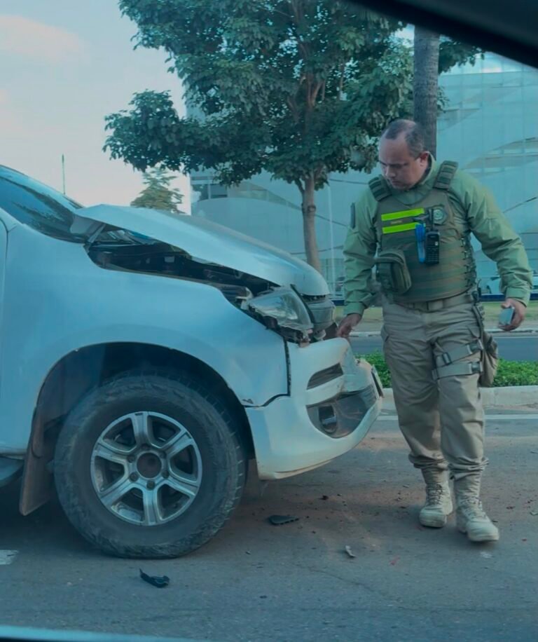 Acidente deixa caminhonete com frente destruída na Avenida Ceará