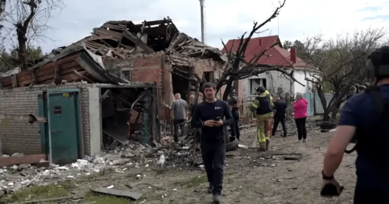 Ataque russo em Kharkiv mata mulher e fere 12 pessoas, dizem autoridades