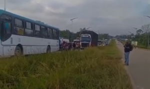 Moradores fecham a BR-364 pedindo melhorias em comunidade