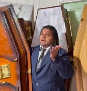 Anúncio inusitado de funerária no Acre ganha a internet; veja vídeo
