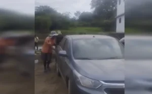 Polícia Boliviana devolve carro furtado no Brasil em 2019