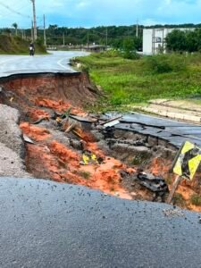 Asfalto cede um mês após inauguração e trecho fica interditado em Tarauacá