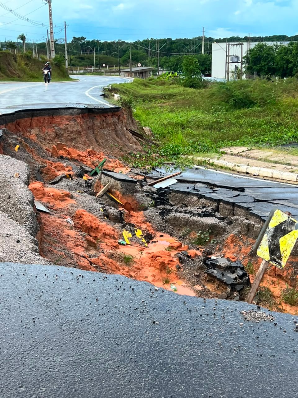 Asfalto cede um mês após inauguração e trecho fica interditado em Tarauacá