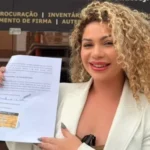 Influenciadora abre barbearia nudista com atendimentos de até R$ 4 mil