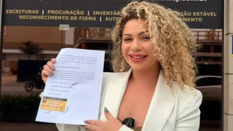 Influenciadora abre barbearia nudista com atendimentos de até R$ 4 mil