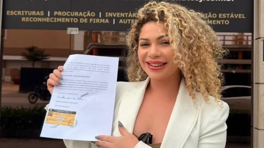 Influenciadora abre barbearia nudista com atendimentos de até R$ 4 mil