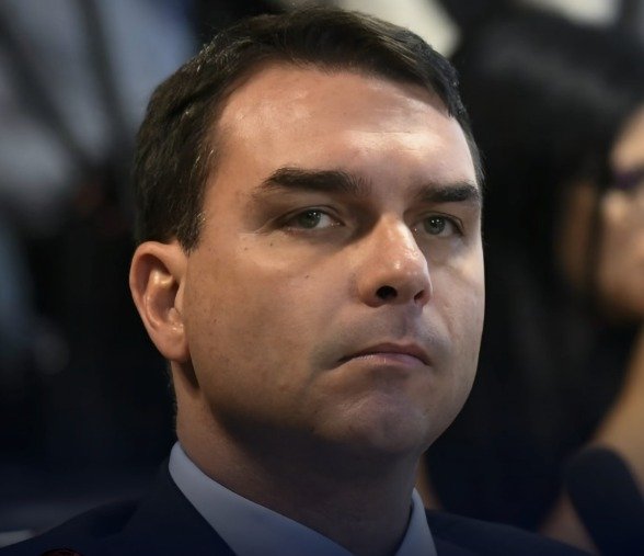 Flávio Bolsonaro vincula eliminação do Brasil ao PT e projeta eleição
