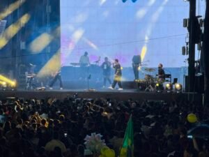 Nem a chuva desanimou: público prestigia show da banda Morada