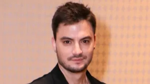 Felipe Neto anuncia noivado com Juliane Carvalho na Grécia