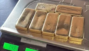 Passageiro é preso na BR-364 com barras de ouro escondidas nos sapatos