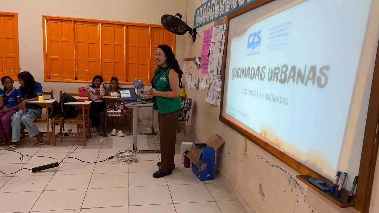 No Acre, prefeitura promove palestra sobre queimadas urbanas em escola