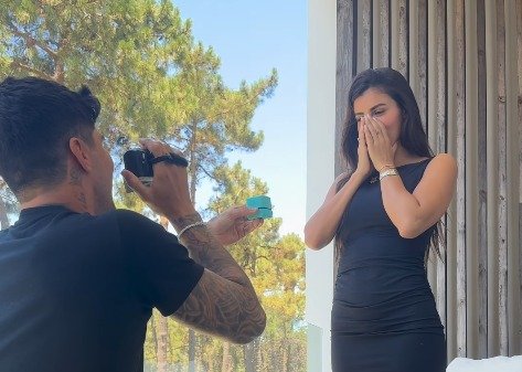 Gabriel Medina pede namorada em casamento e anuncia noivado