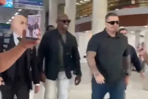 Terry Crews chega ao Rio e fã canta hit de “As Branquelas”