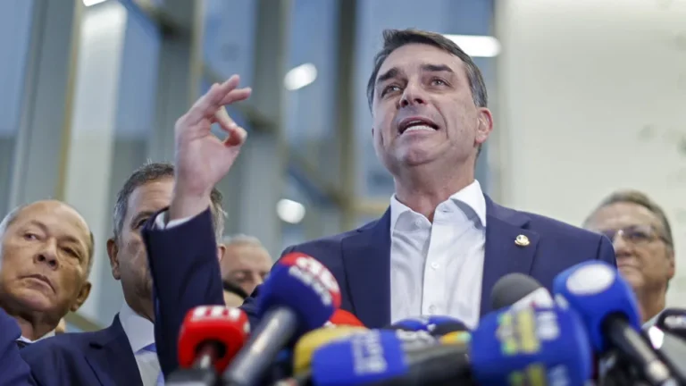 Flávio Bolsonaro: Queremos reduzir maioridade de agressores de mulheres