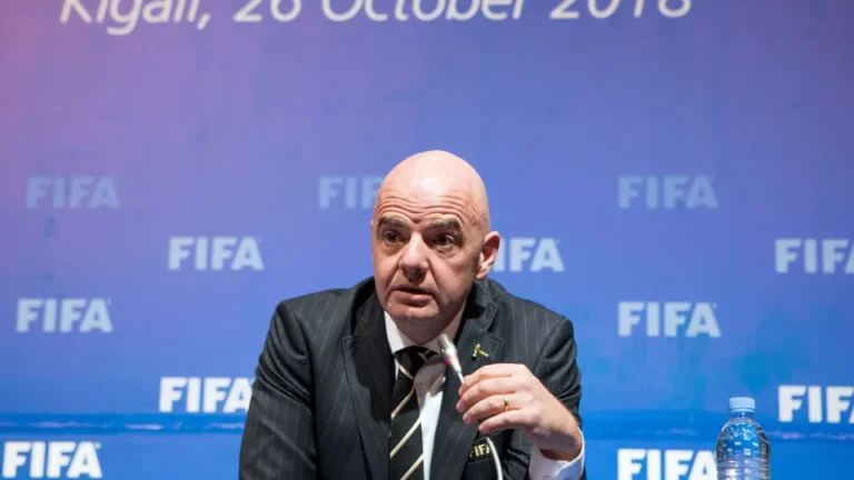 Infantino vive crise inédita e vê clima de