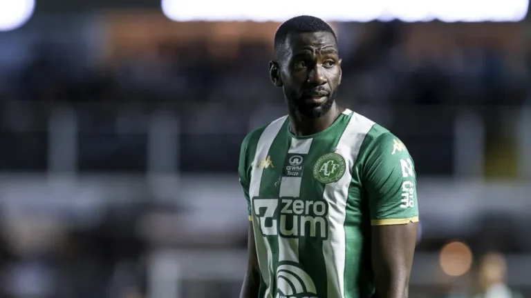 Jogador da Chapecoense é internado com lesão no pâncreas após enfrentar Cruzeiro