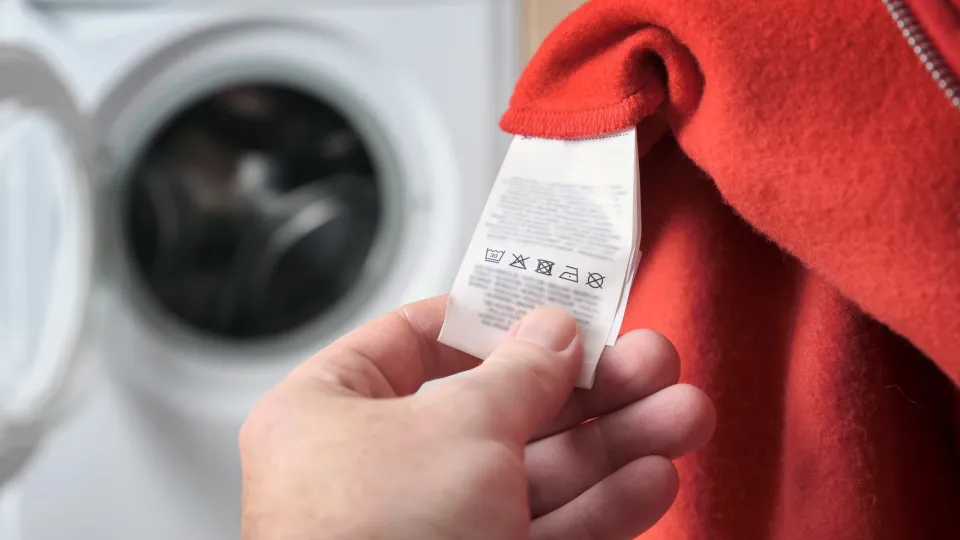 Você sabe o que significam os símbolos nas etiquetas das roupas?