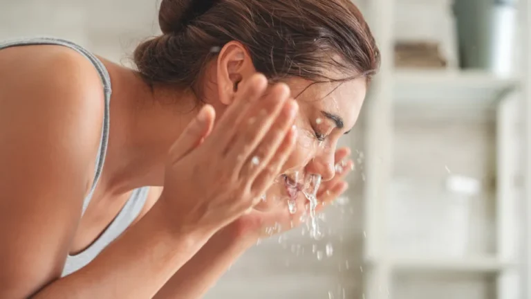 Água fria, morna ou quente? Veja qual é a melhor para lavar o rosto