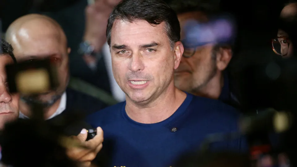 Flávio Bolsonaro ataca Moraes, Dino e Zanin e defende impeachment no STF