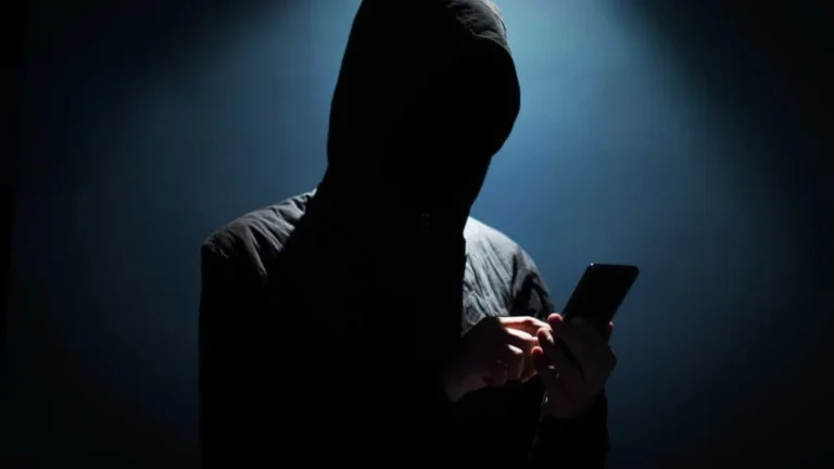 Morte de adolescente leva polícia a grupo suspeito de induzir jovens ao suicídio pela internet