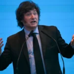 “Dura sanção”, destaca Clarín sobre Brasil rebaixar relação com Argentina