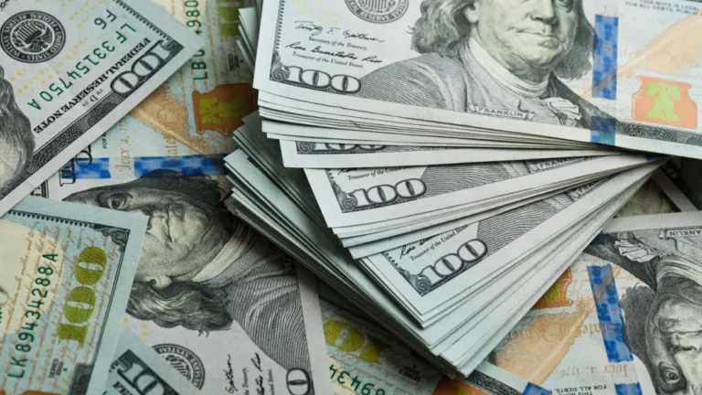 Dólar recua e Bolsa sobe com decisão de juros do Copom e exterior no radar
