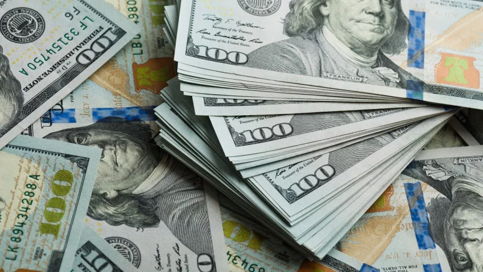 Dólar recua e Bolsa sobe com decisão de juros do Copom e exterior no radar