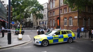 Mulher é presa após esfaquear quatro homens no centro de Londres