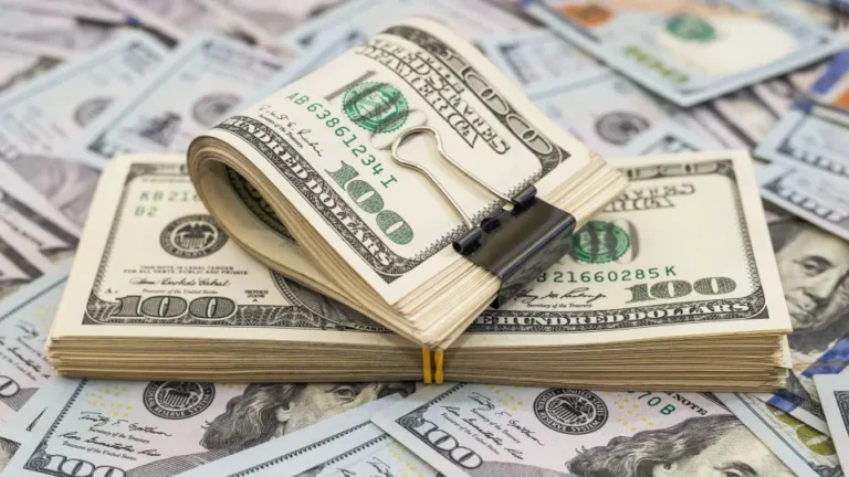 Dólar abre em queda e Bolsa recua após decisão do Copom sobre a Selic