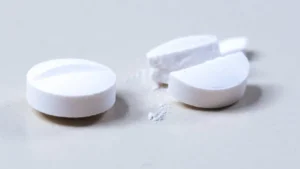 Pode cortar comprimido ao meio? Veja quando a prática pode trazer riscos