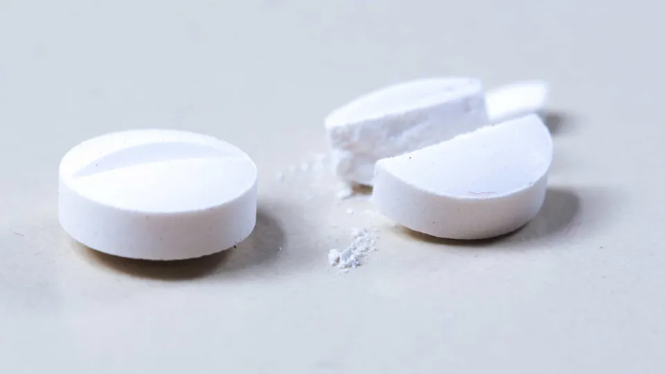 Pode cortar comprimido ao meio? Veja quando a prática pode trazer riscos