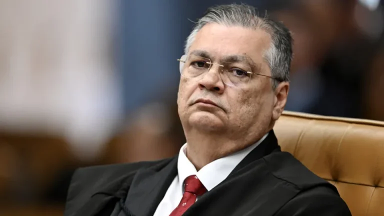PF põe senador sob suspeita de tentar interferir em investigação; Dino tira sigilo do caso