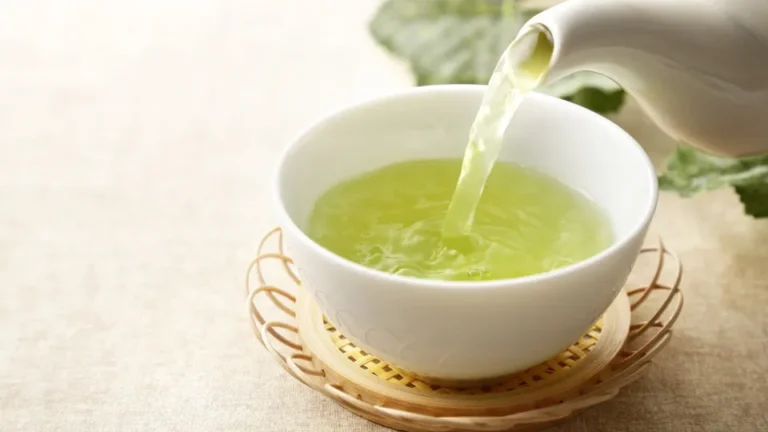 Chá verde substituindo café? Entenda efeitos de cada bebida no organismo