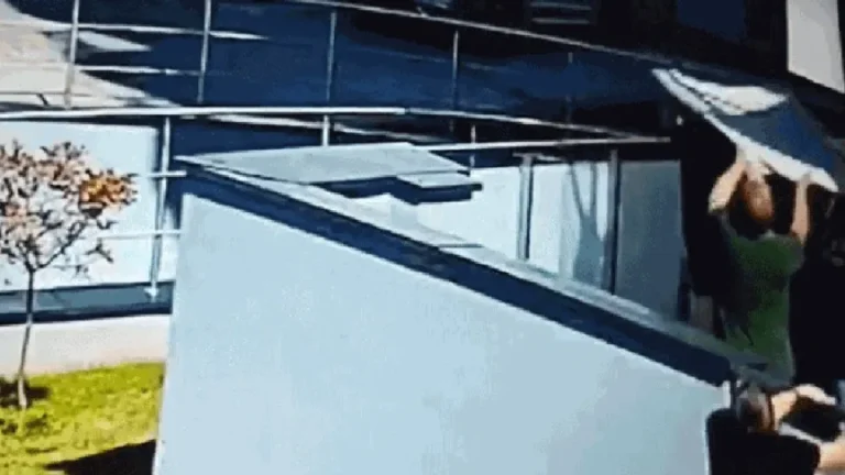 Vídeo mostra momento em que homens salvam bebê que caiu do quinto andar