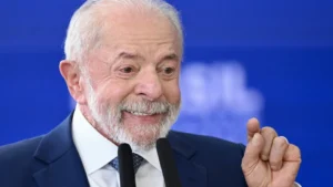 Lula defende submarino nuclear e diz que Brasil não pode ficar