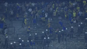 Cenas lamentáveis: torcidas e jogadores protagonizam brigas na Libertadores e Sul-Americana