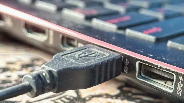 Como limpar a porta USB do celular ou notebook sem causar danos