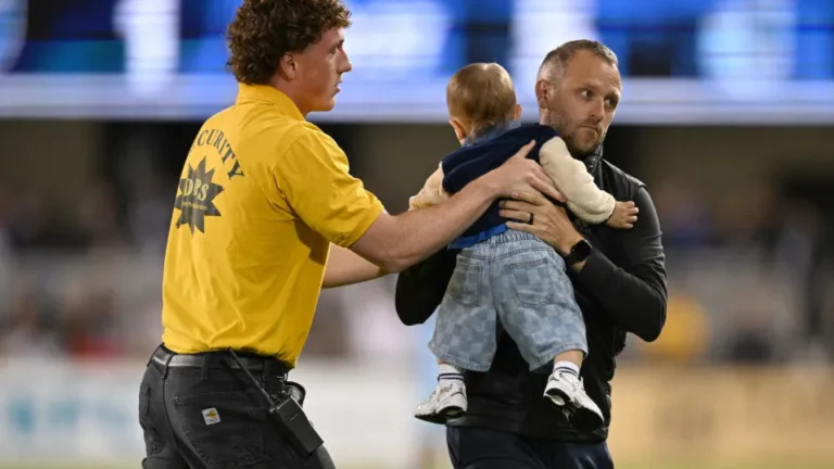 Partida de futebol é interrompida após bebê
