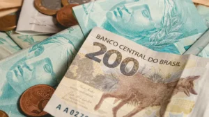 Juro médio no crédito livre cai a 47,7% em julho, afirma BC